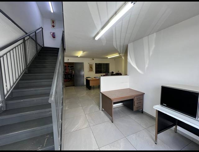 252M² WAREHOUSE TO LET IN LASER PARK